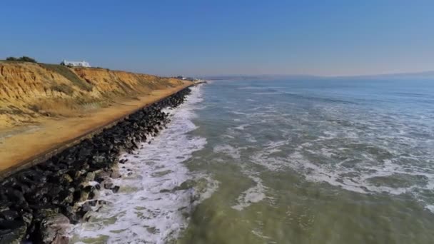 Vuelo Sobre Costa Sur Inglesa Con Sus Coloridas Cabañas — Vídeo de stock