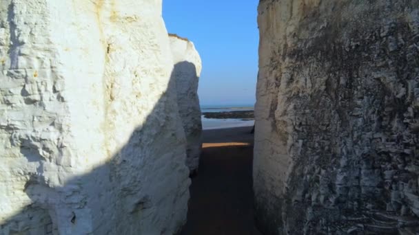 ボタニー湾イングランドの白い崖とチョークロック 空中ビュー — ストック動画