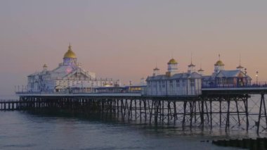 Akşam Ingiliz sahilinde güzel Eastbourne İskelesi 