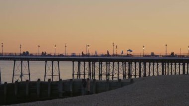Akşam Ingiliz sahilinde güzel Eastbourne İskelesi 