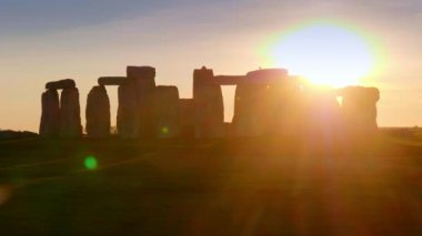 Stonehenge İngiltere üzerinden harika gün batımı  
