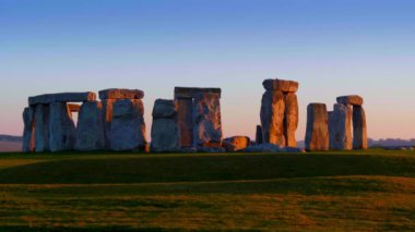 Gün batımında Ingiltere 'de güzel Stonehenge  
