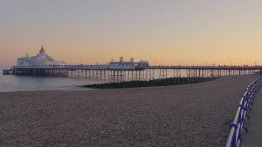 Akşam Ingiliz sahilinde güzel Eastbourne İskelesi 