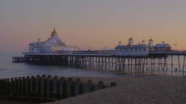 Akşam Ingiliz sahilinde güzel Eastbourne İskelesi  