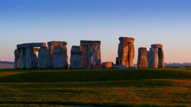 Gün batımında Ingiltere 'de güzel Stonehenge 