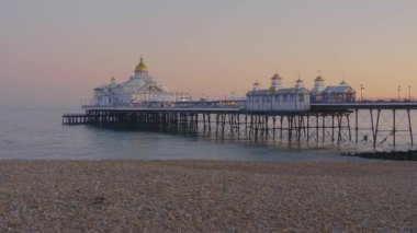 Akşam Ingiliz sahilinde güzel Eastbourne İskelesi