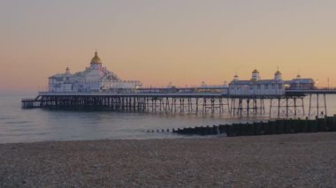 Akşam Ingiliz sahilinde güzel Eastbourne İskelesi 
