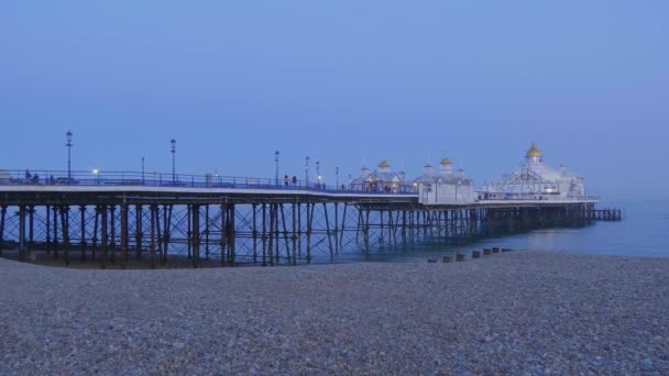 Akşam Ingiliz Sahilinde Güzel Eastbourne Skelesi — Stok video