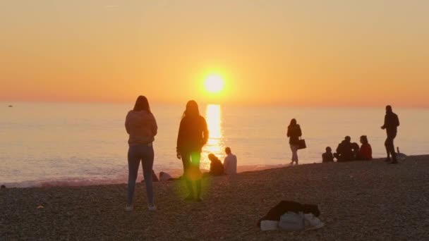 Garotas Divertem Praia Pôr Sol Brighton England Fevereiro 2019 — Vídeo de Stock