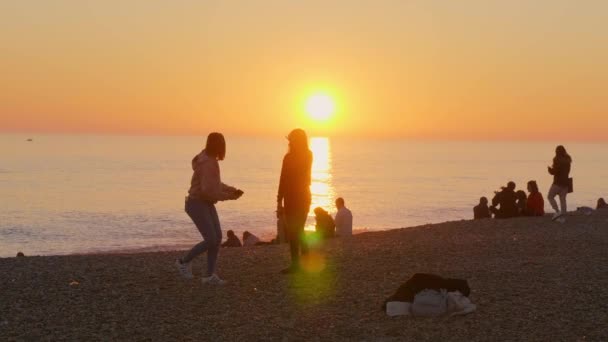 Mädchen Amüsieren Sich Strand Bei Sonnenuntergang Brighton England Februar 2019 — Stockvideo