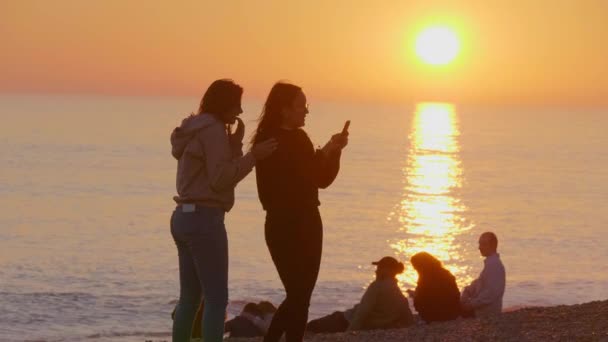 女の子は夕日にビーチで楽しいを持っている ブライトン イングランド 月21 2019 — ストック動画
