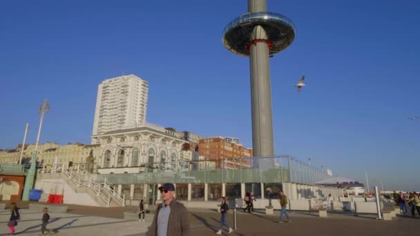 360i Plataforma de observación en la playa de Brighton - BRIGHTON, REINO UNIDO - 21 DE FEBRERO DE 2019 — Vídeos de Stock