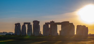 Stonehenge İngiltere üzerinden harika gün batımı   