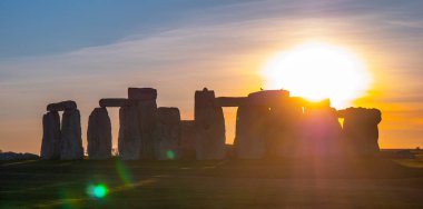 Stonehenge İngiltere üzerinden harika gün batımı 