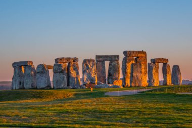 Stonehenge İngiltere'de popüler bir dönüm noktası olduğunu 