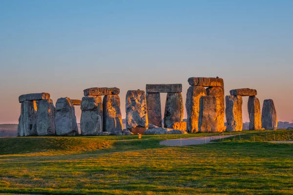 Stonehenge İngiltere'de popüler bir dönüm noktası olduğunu 