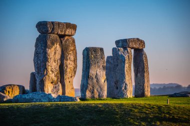 Stonehenge İngiltere'de popüler bir dönüm noktası olduğunu 