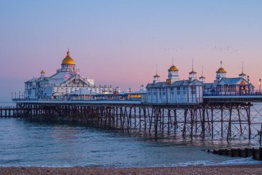 Akşam güzel Eastbourne Pier 