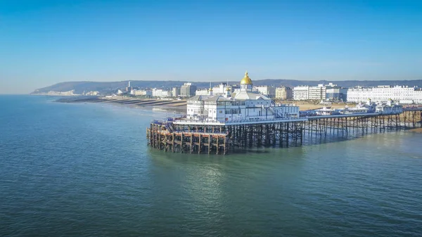 Flygfoto över Eastbourne Pier på Englands södra kust — Stockfoto