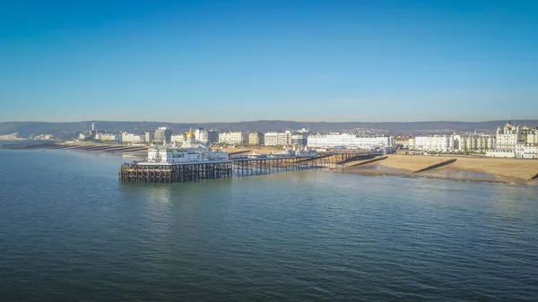 Flygfoto över Eastbourne Pier på Englands södra kust — Stockfoto