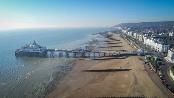 Vista aérea sobre Eastbourne Pier na costa sul da Inglaterra — Fotografia de Stock