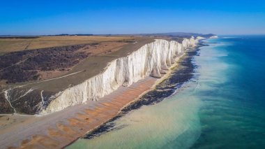 Ünlü yedi kız kardeş beyaz kayalıklarla Sussex İngiltere sahil