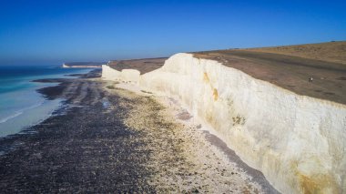 İngiltere'nin güney kıyısında, Yedi Kızkardeşler Beyaz kayalıklar