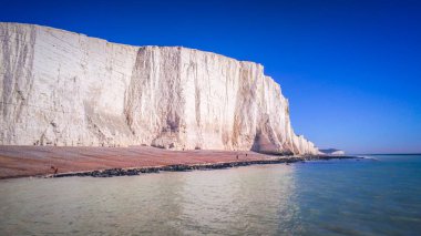 Ünlü yedi kız kardeş beyaz kayalıklarla Sussex İngiltere sahil
