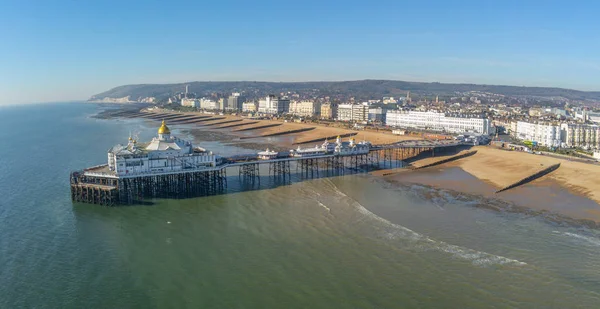 Flygfoto över Eastbourne Pier på Englands södra kust — Stockfoto