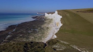 Beyaz kayalıklar Beachy Head ve İngiltere'nin güney kıyısında, yedi kız kardeş