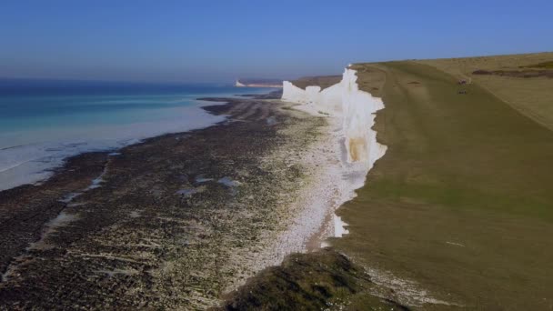 Os penhascos brancos de Beachy Head e Sete Irmãs na costa sul da Inglaterra — Vídeo de Stock