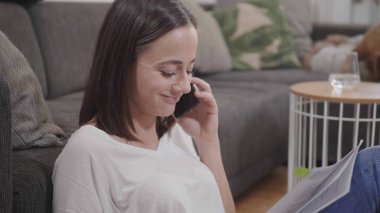 Genç öğrenci üniversite için öğreniyor.