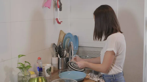 Młoda kobieta pracuje w kuchni w domu — Zdjęcie stockowe