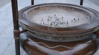 Bir Budist Tapınağı'nda tütsü su ısıtıcısı