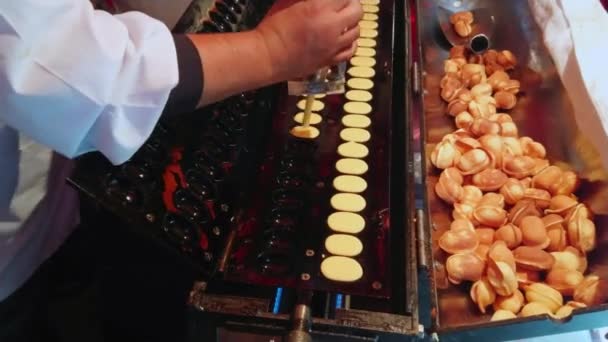 Ψήσιμο μικρές τηγανίτες σε μια οδό ιαπωνική φεστιβάλ τροφίμων — Αρχείο Βίντεο