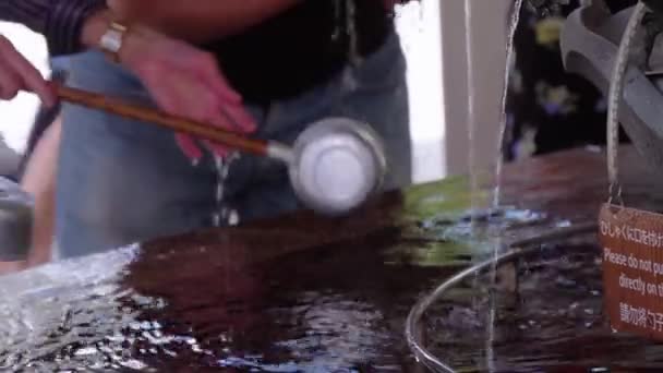 Fontaine de purification rituelle dans un temple japonais — Video