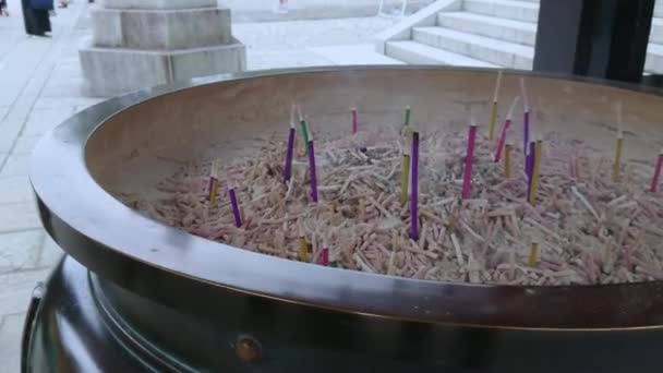 Bollitore di incenso in un tempio buddista — Video Stock