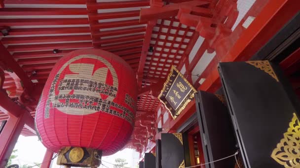 Huge paper lantern at Senso-ji Temple in Tokyo — Stock Video