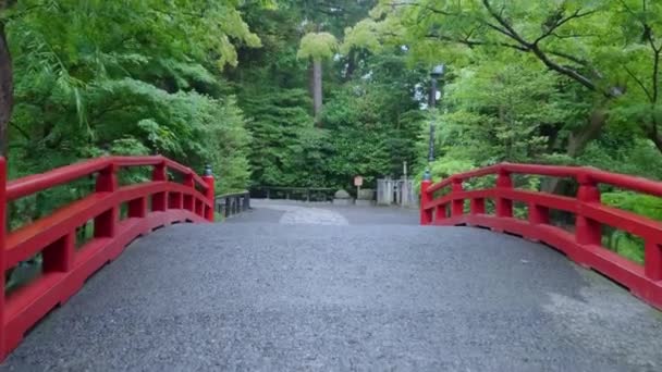 Hermoso puente rojo en el santuario de Tsurugaoka Hachiman-gu — Vídeos de Stock