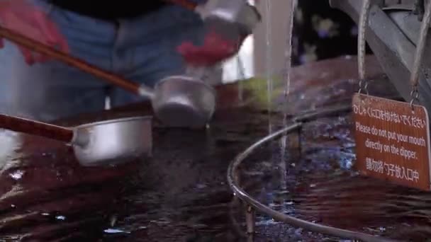 Fonte de purificação ritual em um templo japonês — Vídeo de Stock