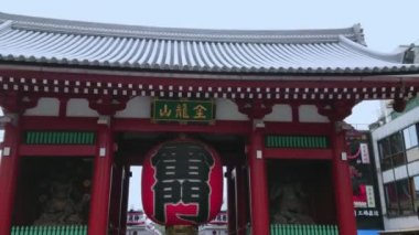 Tokyo 'daki en ünlü tapınak Asakusa' daki Senso-Ji Tapınağı.