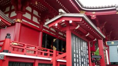 Tokyo 'daki en ünlü tapınak Asakusa' daki Senso-Ji Tapınağı.