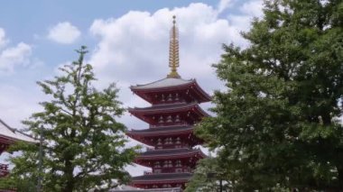 Tokyo Asakusa 'daki Senso Ji Tapınağı' ndaki muhteşem pagoda kulesi.