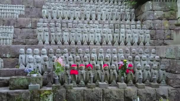 Army of praying monk statues at Hase Dera Temple in Kamakura — Stock Video