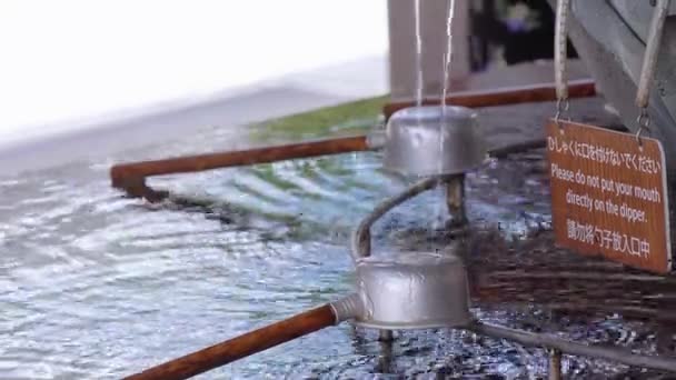 Rituální očista fontána na japonský chrám — Stock video
