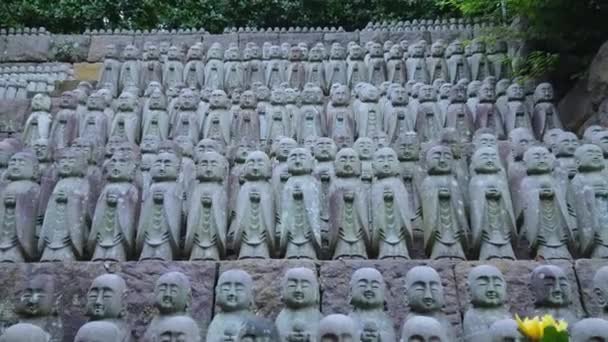 Kleine biddende monnik standbeelden Hase Dera tempel in Kamakura — Stockvideo