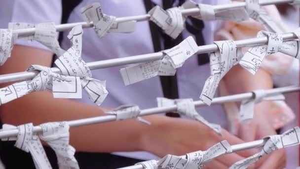 Omikuji - documenti di sfortuna in un tempio buddista o un sacrario scintoista — Video Stock