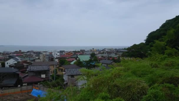 Sned boll metar beskådar över staden av Kamakura i Japan — Stockvideo