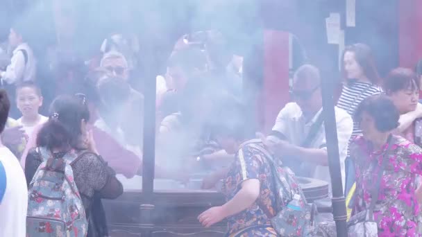 Θρησκευτικές Incent μπαστούνια καύση σε ένα βραστήρα - Asakusa ναός Τόκιο - Τόκιο, Ιαπωνία - 19 Ιουνίου 2018 — Αρχείο Βίντεο