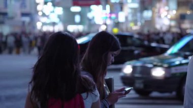 Shibuya geceleri - Tokyo - Tokyo, Japonya - 12 Haziran 2018 yoğun bir yerde